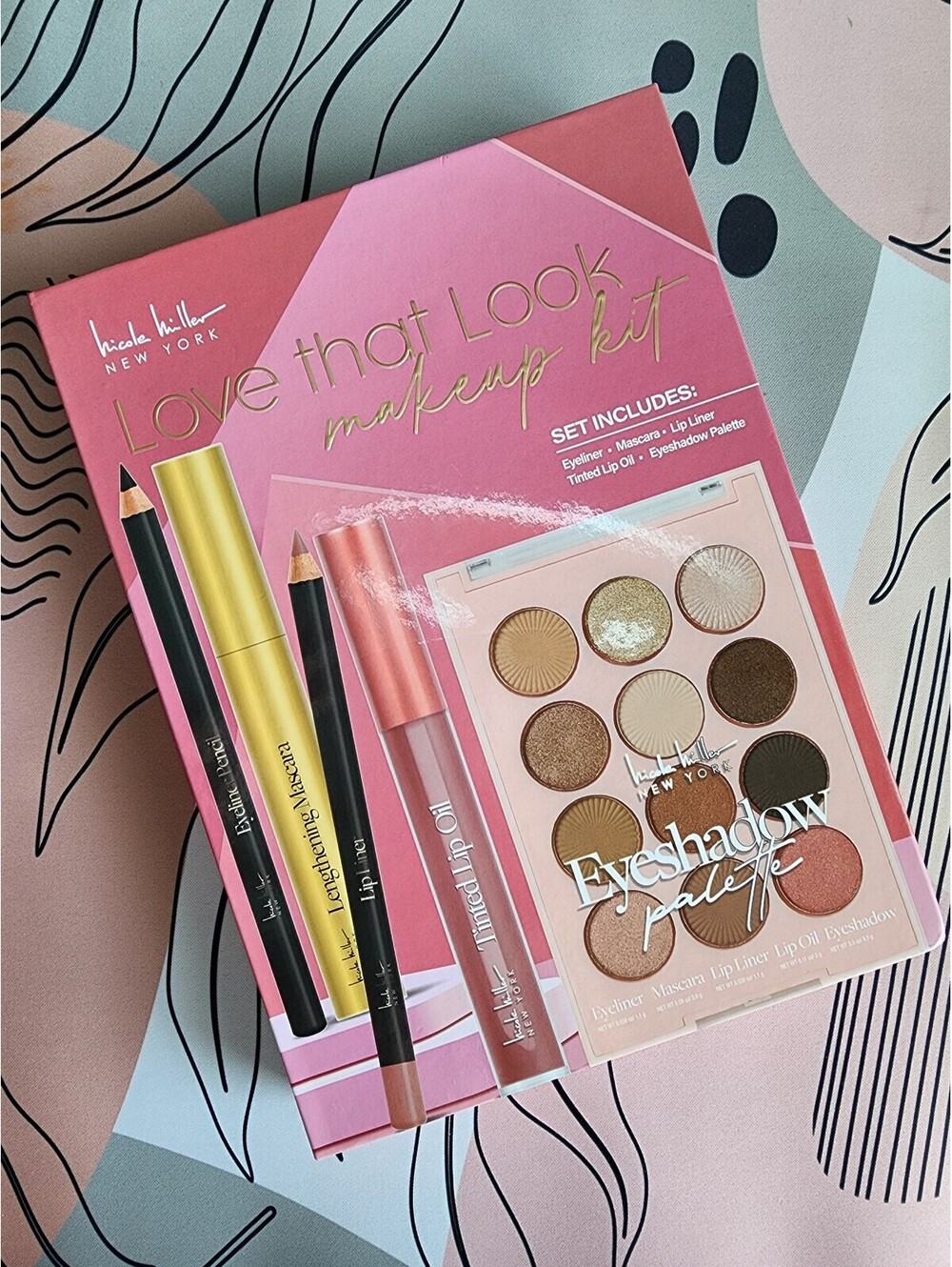 Nicole Miller New York Love That Look Makeup Kit with Eyeshadow Palette, Mascara